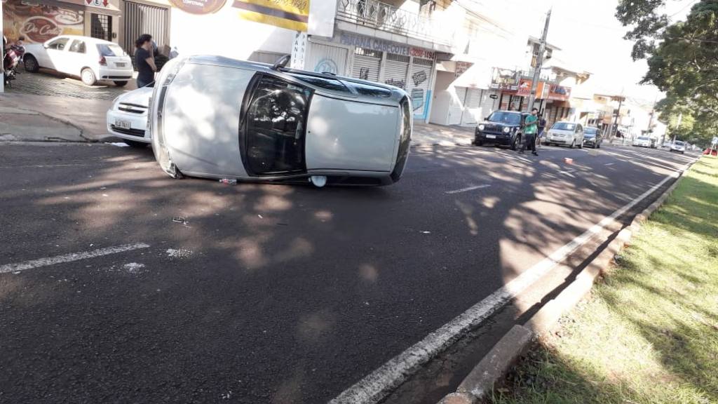 Acidente entre dois veículos na Avenida Sophia Rasgulaeff deixa um tombado