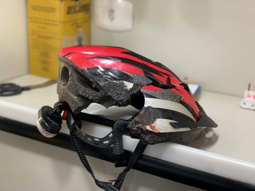 Capacete salva vida de ciclista após ser atropelado por carro em Maringá