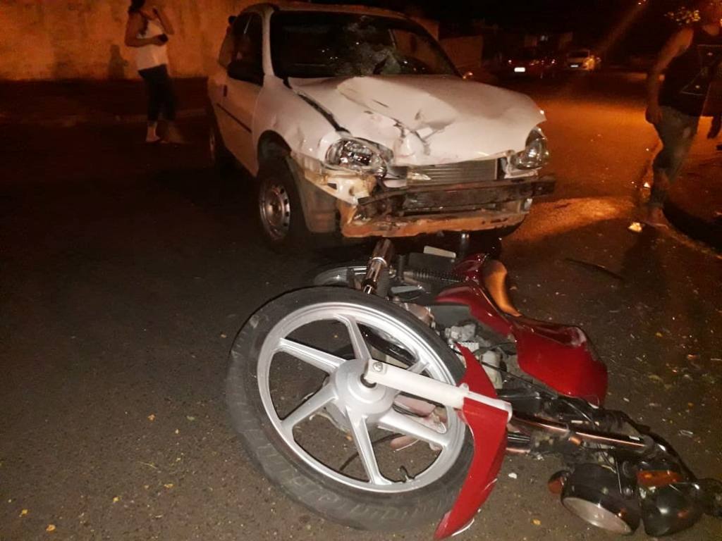 Batida frontal causa ferimentos em motociclista no Conjunto Ney Braga