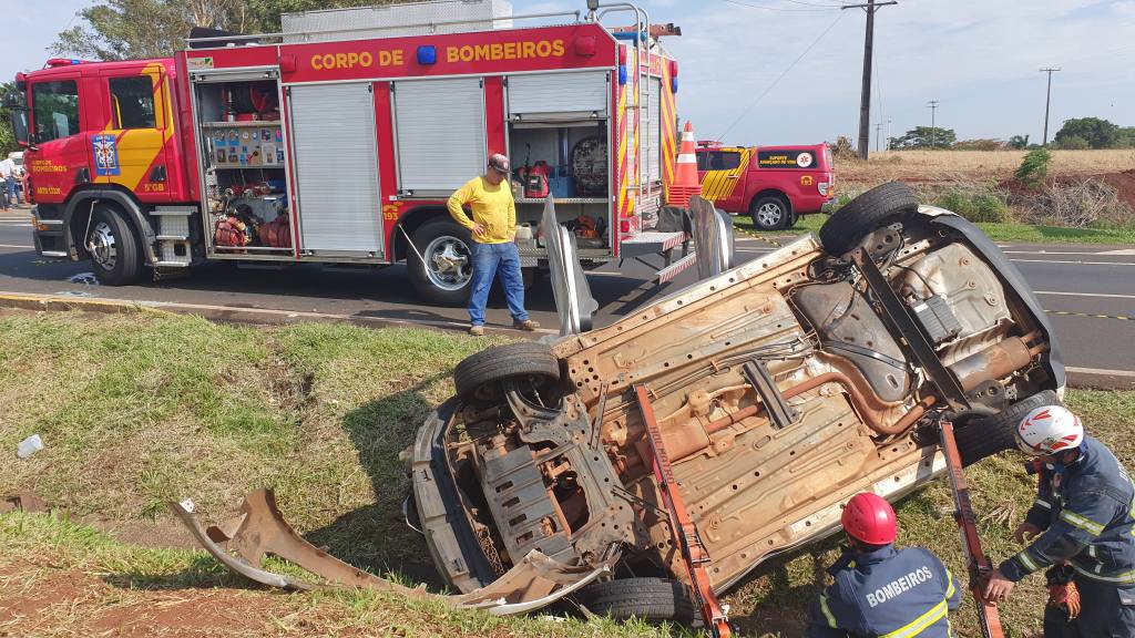 Carros capotam e deixam cinco vítimas feridas em acidente na BR-376