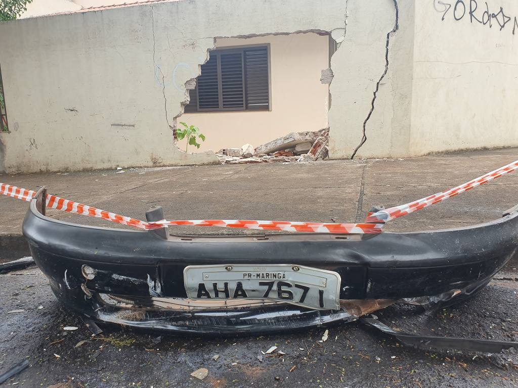 Carro invade residência após colisão na Vila Santa Isabel em Maringá