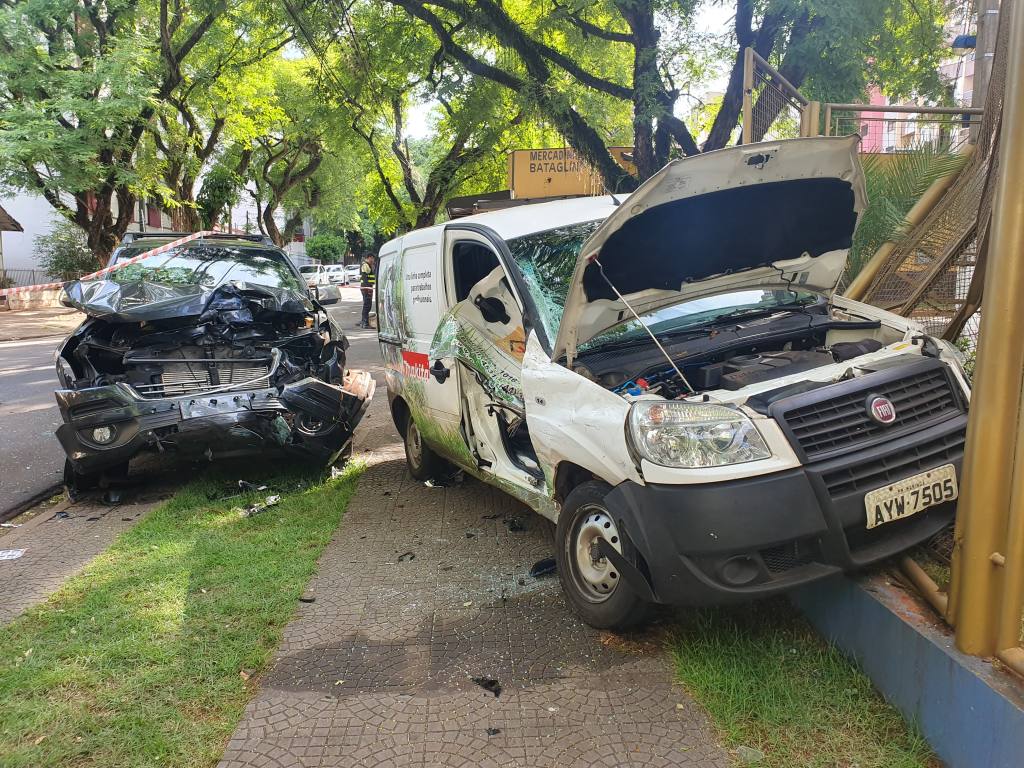 Mulher invade preferencial e causa acidente grave na zona 7