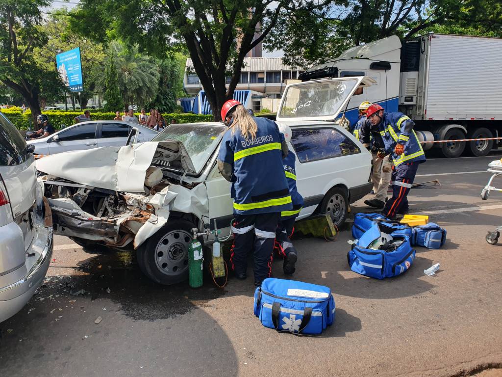 Homem fica ferido em acidente envolvendo três automóveis