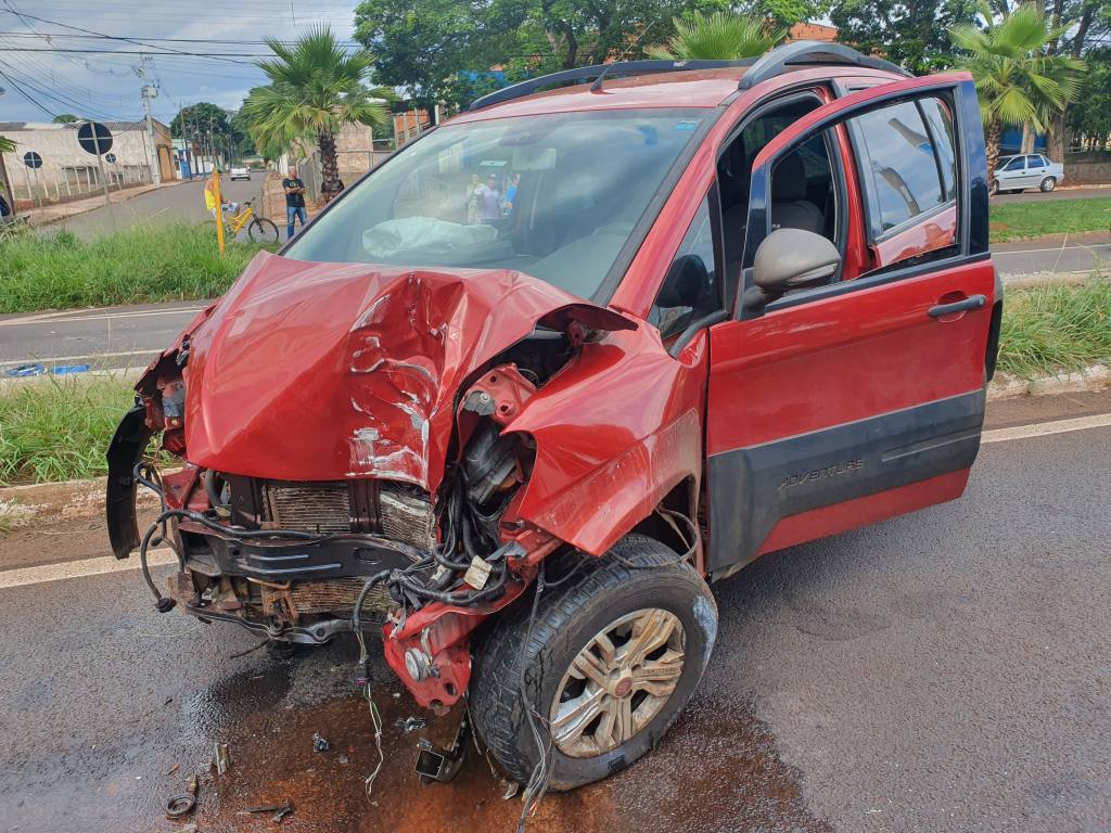 Motorista escapa da morte ao derrubar poste na Avenida Colombo em Maringá