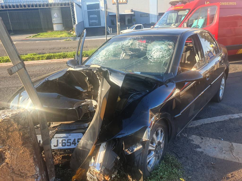 Homens ficam feridos em acidente na Avenida Colombo em Maringá