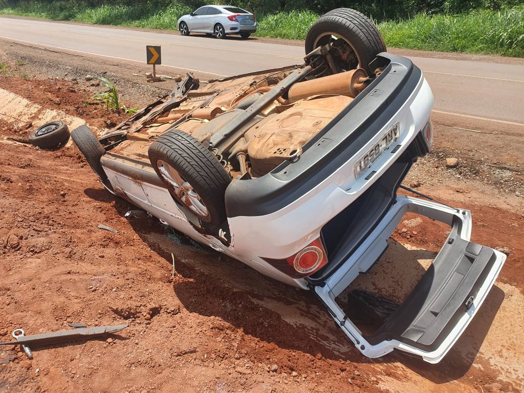 Motorista capota veículo na 323 em Paiçandu e abandona o local