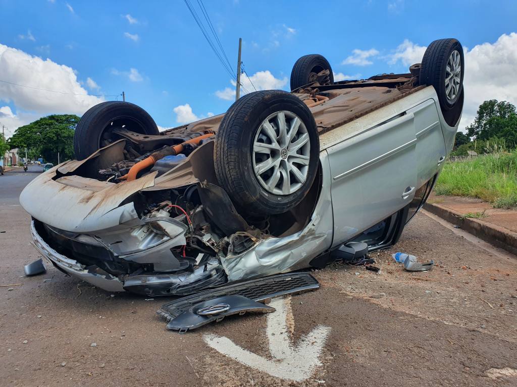 Duas pessoas ficam feridas em capotamento na Vila Morangueira