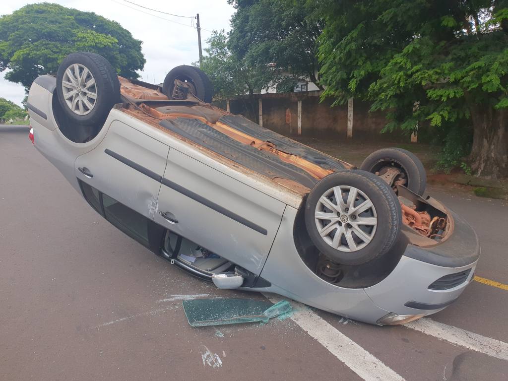 Motorista invade preferencial e causa capotamento no Parque Avenida