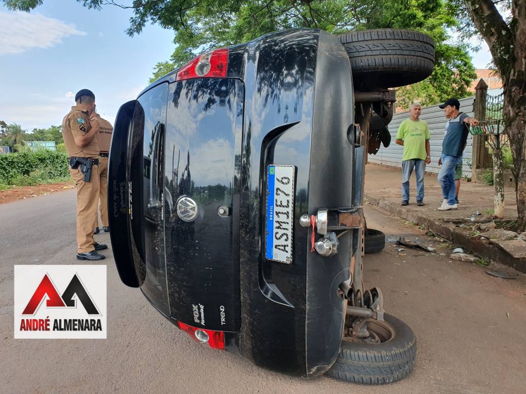 Motorista tomba veículo no centro da cidade de Sarandi