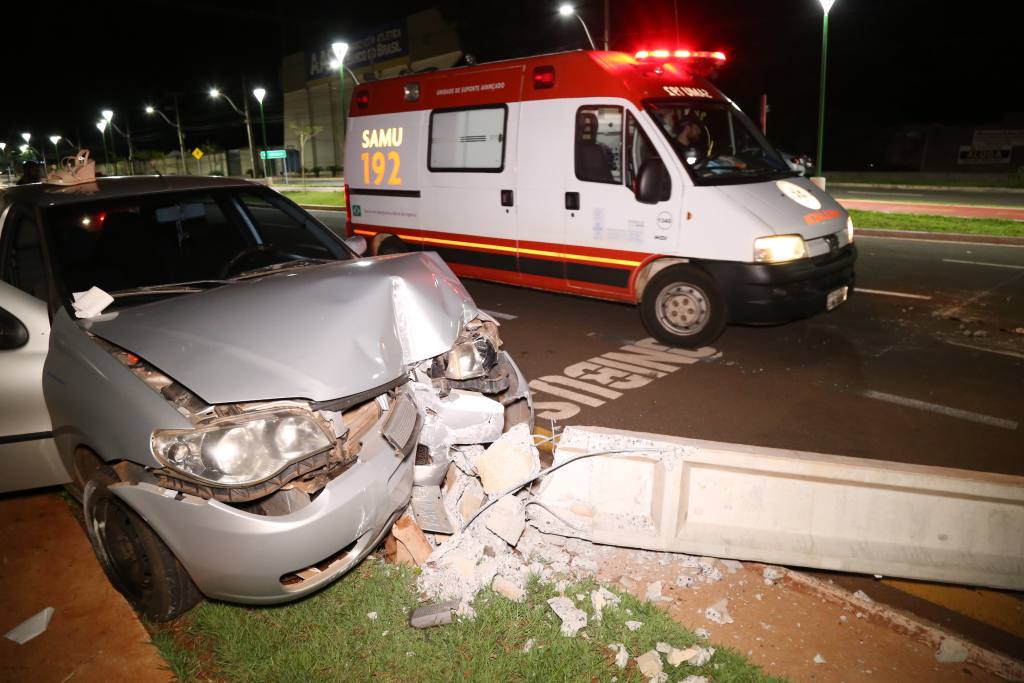 Casal fica ferido em acidente na Avenida Carlos Correia Borges