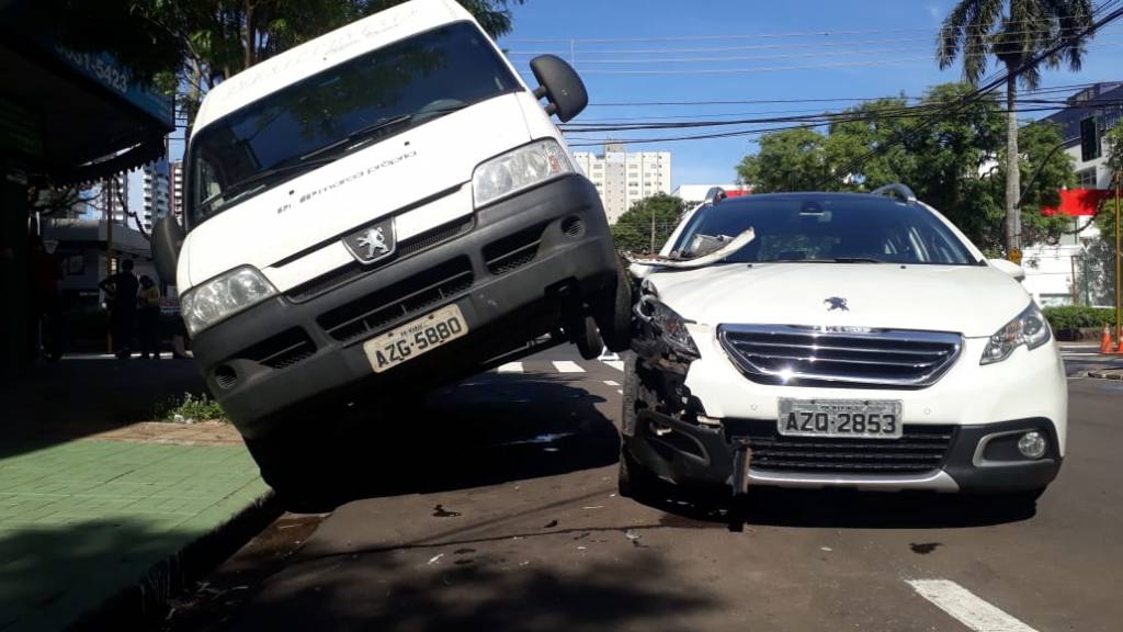 Motorista passa mal no volante e causa acidente no centro de Maringá