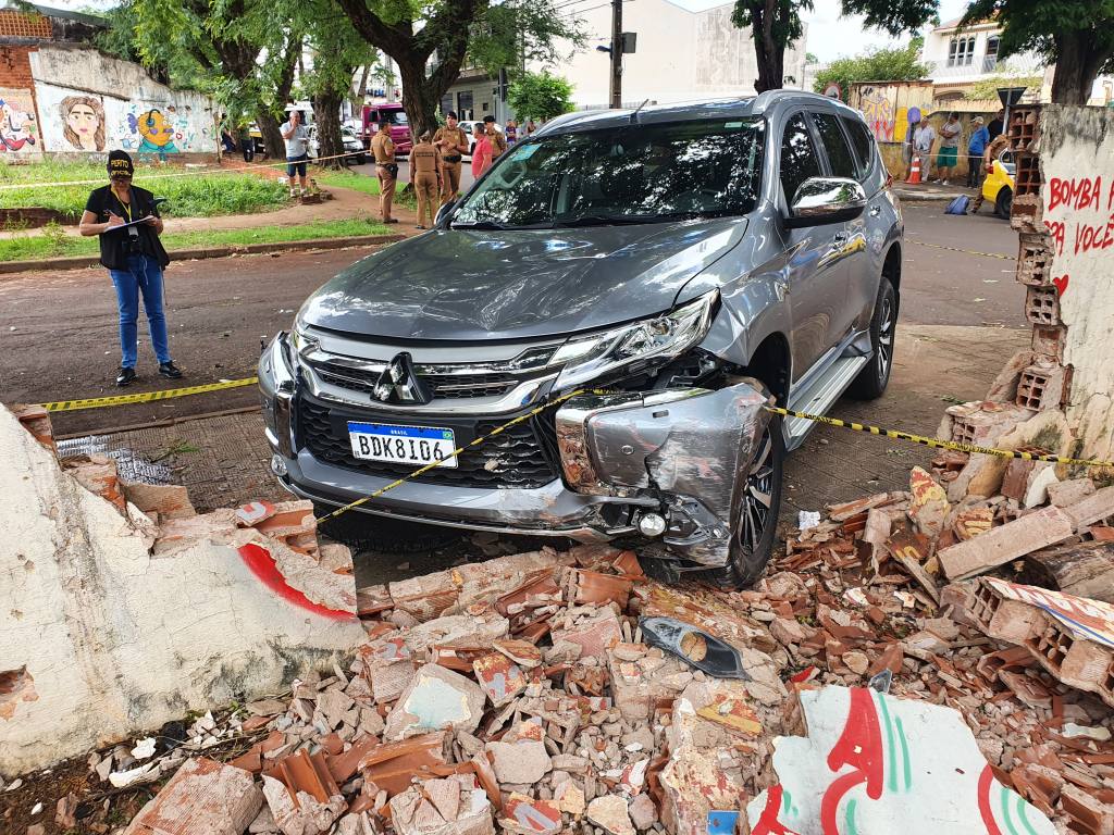 Mulher que andava com o marido na calçada morre atropelada por camionete