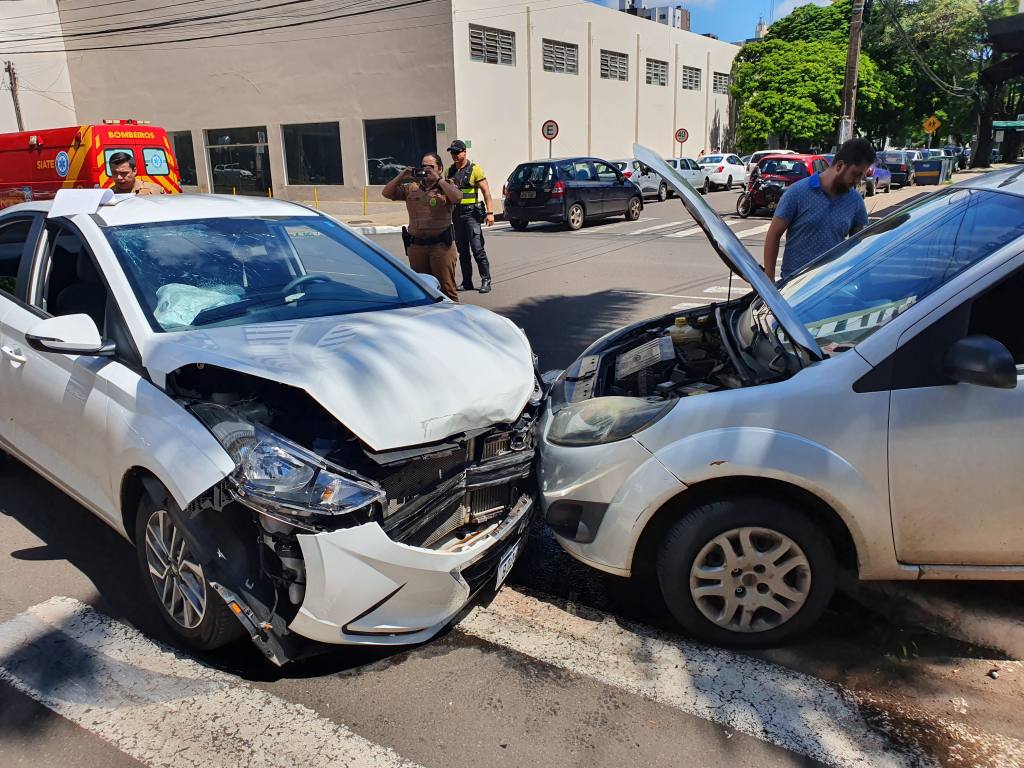 Carro invade preferencial e deixa mulher ferida em acidente no Novo Centro