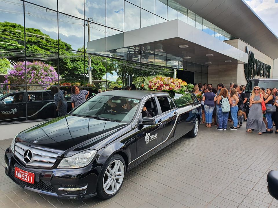 Bailarina assassinada é cremada pelos pais e familiares