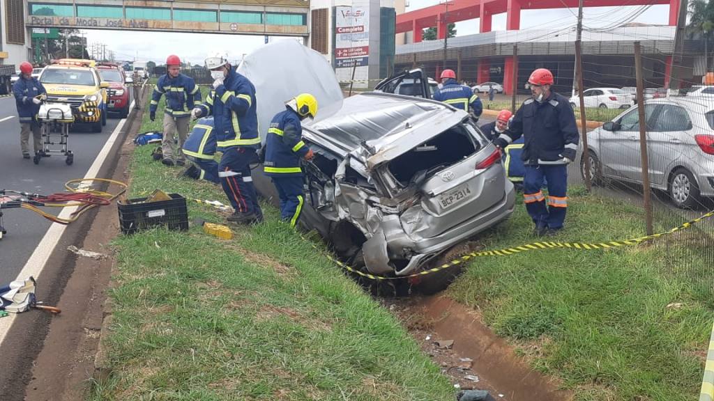 Motorista passa mal e capota camionete na rodovia PR-317