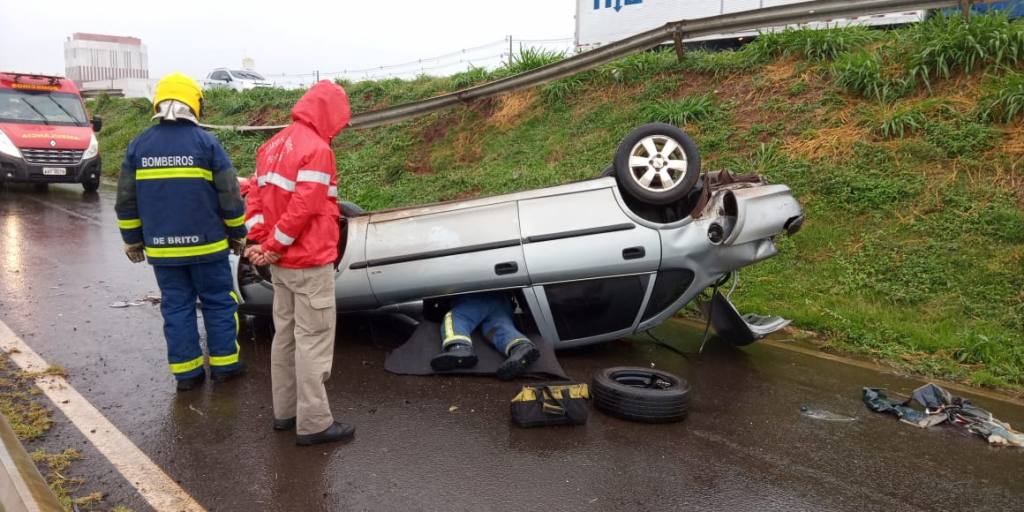 Motorista sai da pista 323 e capota veículo