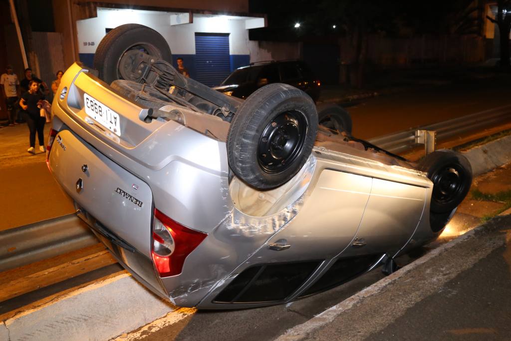 Mulher perde a direção do carro e capota no Contorno Norte