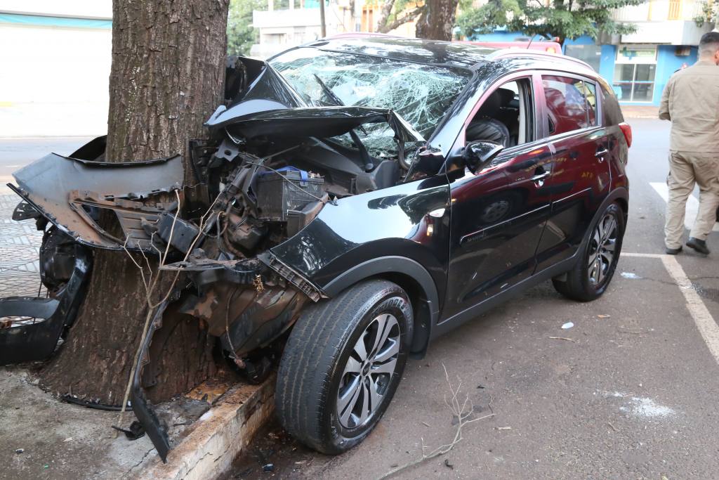 Duas pessoas ficam feridas em acidente no centro de Sarandi