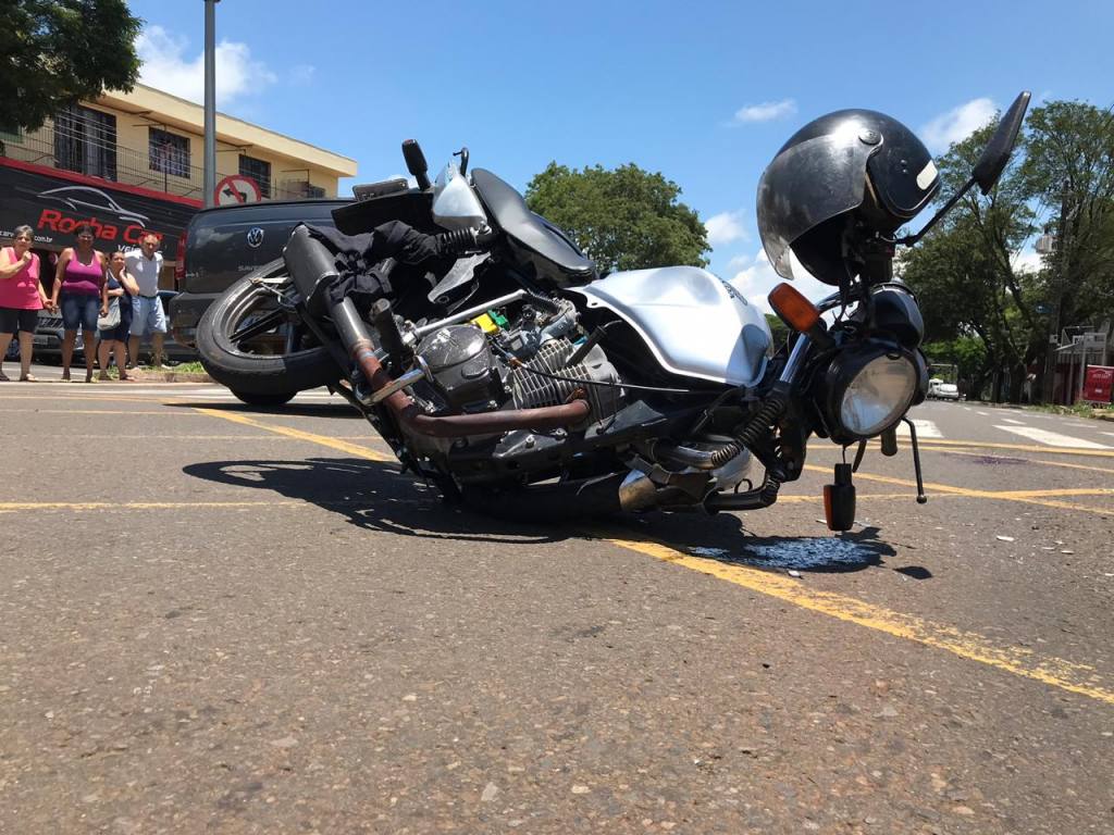 Motociclista fica ferido após carro invadir preferencial