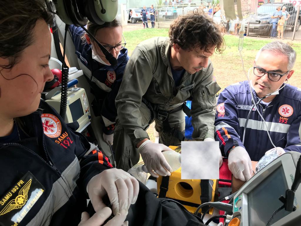 Criança que se afogou em piscina agora volta para a UTI após engasgar com carne