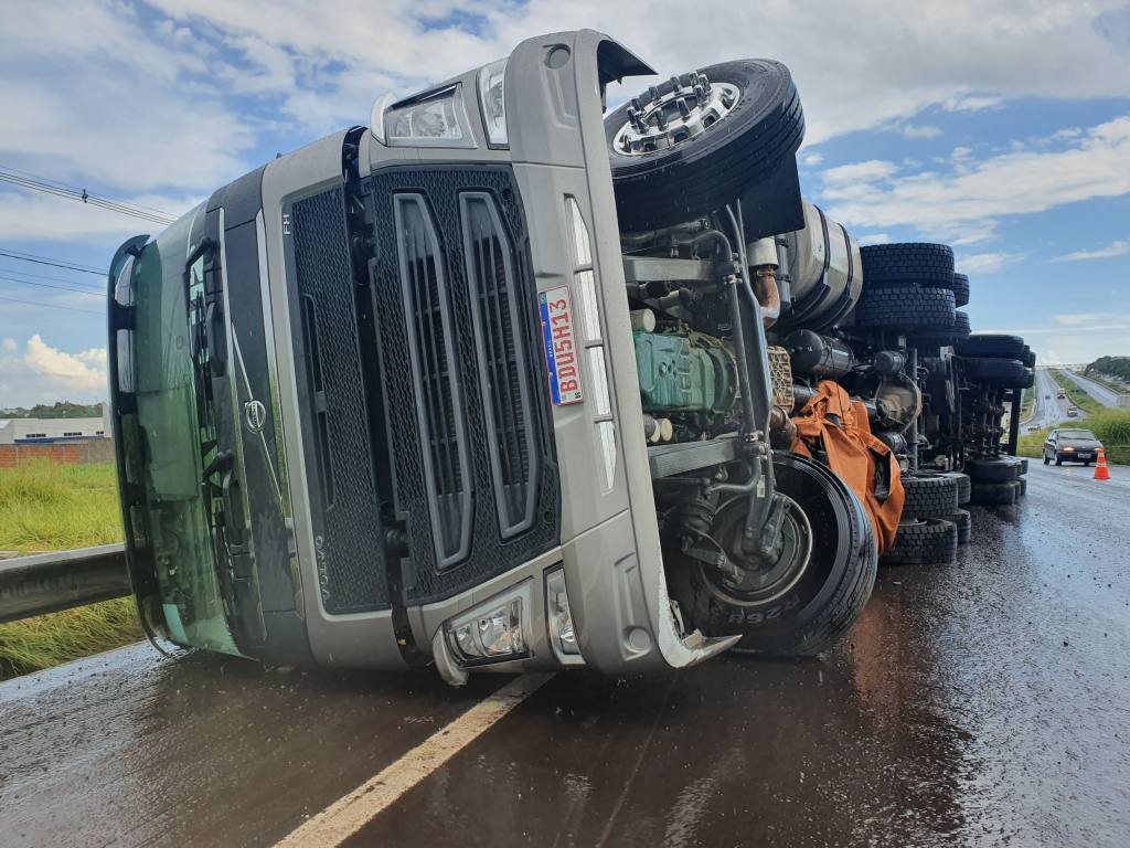 Carreta perde o controle e tomba no Contorno Norte em Maringá