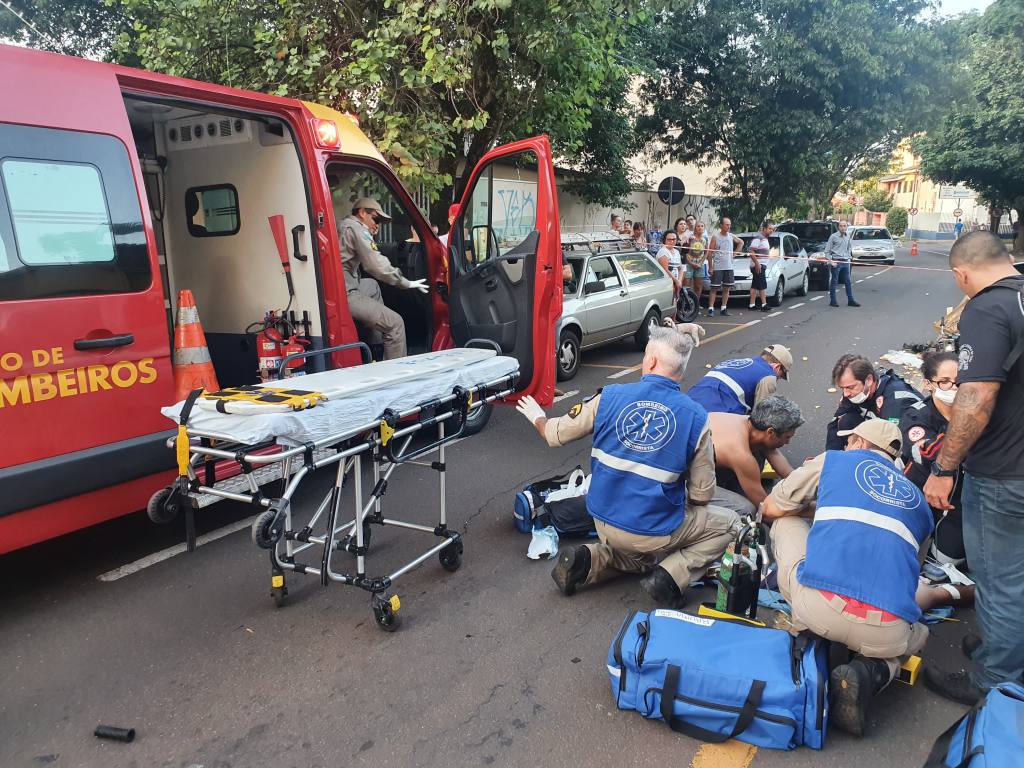 Motociclista fica em estado gravíssimo ao bater de frente contra Jeep