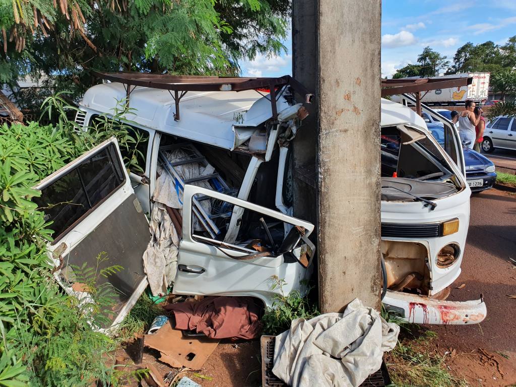 Motorista de Kombi fica em estado gravíssimo ao bater contra poste