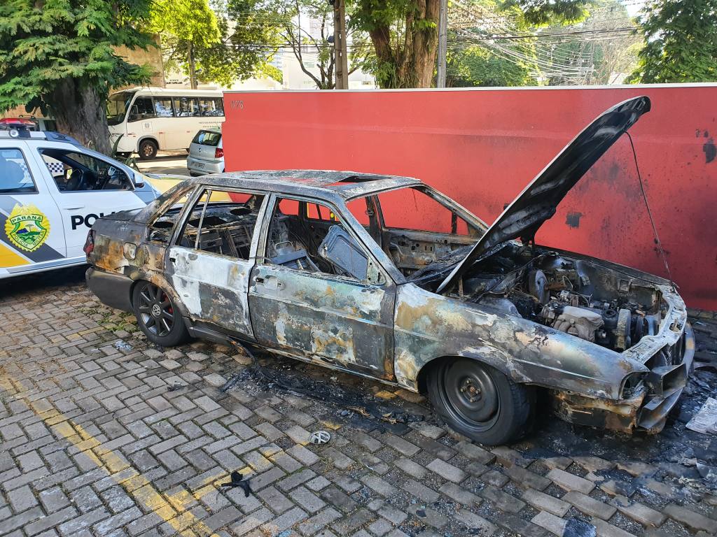 Carro é encontrado incendiado em pátio de clínica em Maringá