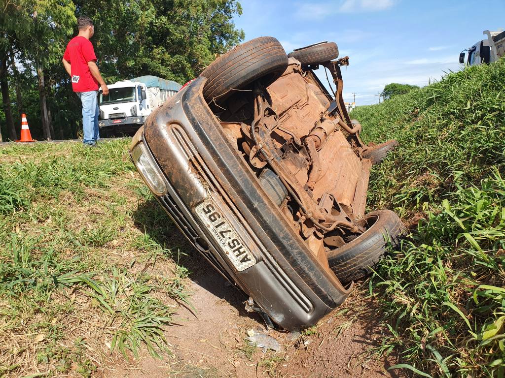 Saveiro capota várias vezes na rodovia BR-376 entre Maringá e Iguatemi