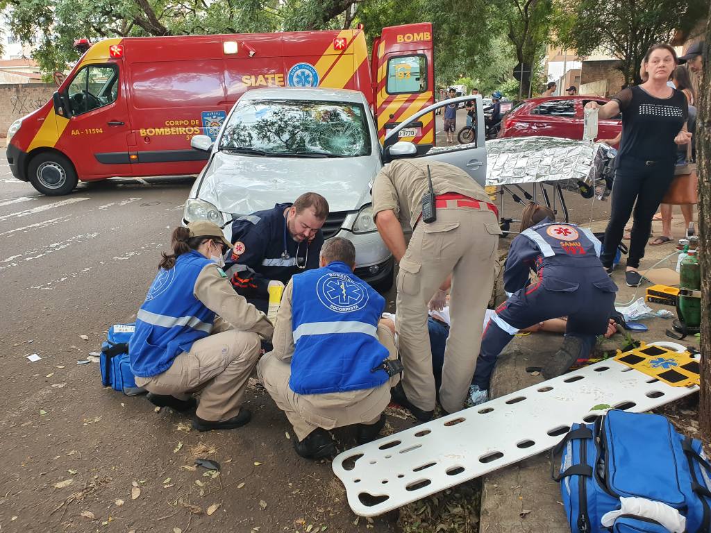 Motociclista de 55 anos sofre graves ferimentos ao ser atingido por carro na zona 7