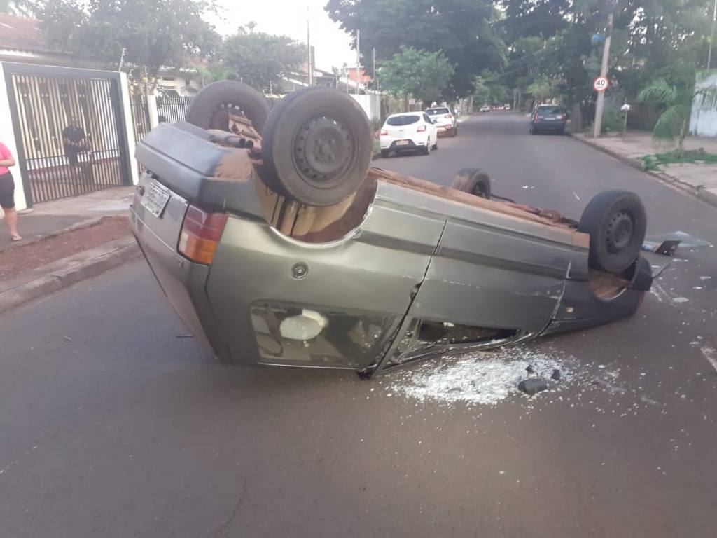 Motorista bate em outro carro parado e depois capota em rua do bairro zona 2