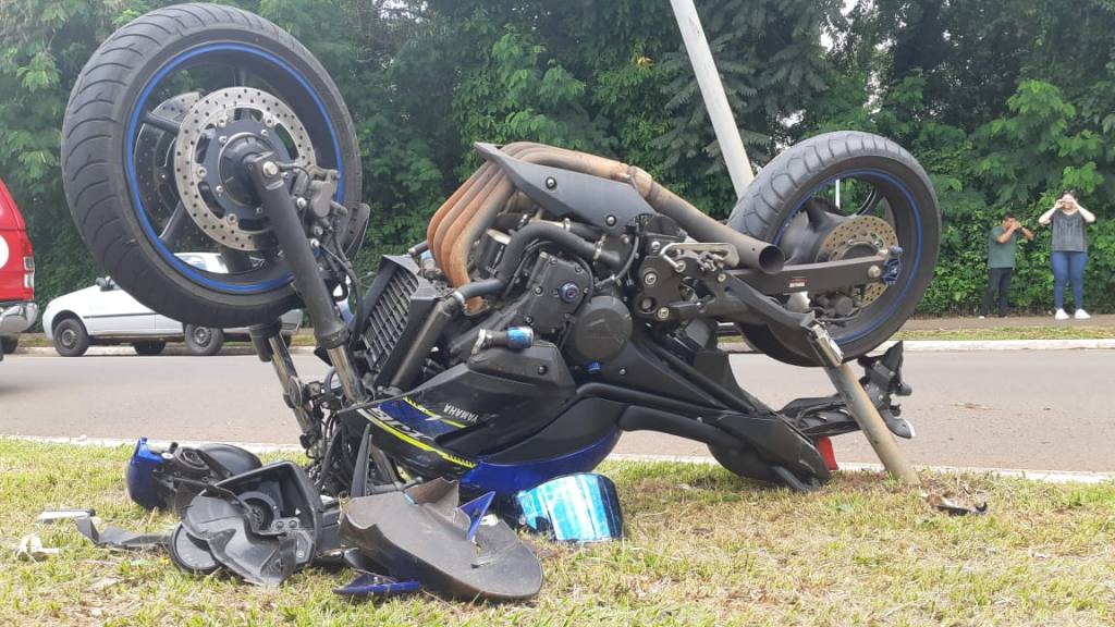 Motociclista fica gravemente ferido em acidente na Avenida Nóbrega