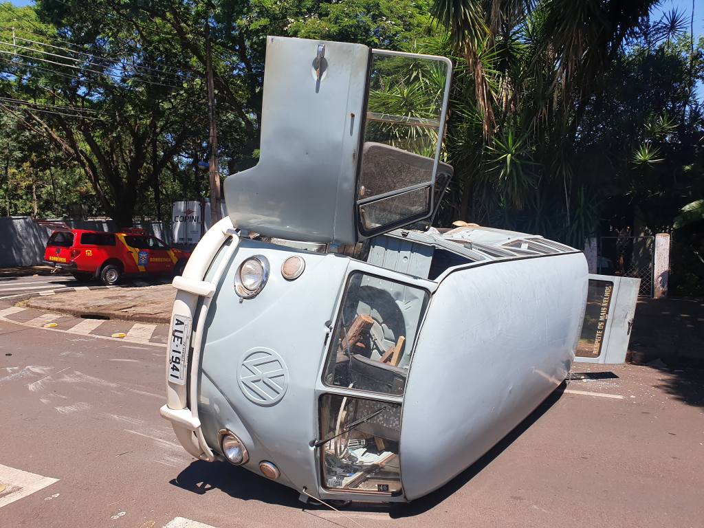 Motorista de kombi fica ferido após se envolver em acidente na zona 2