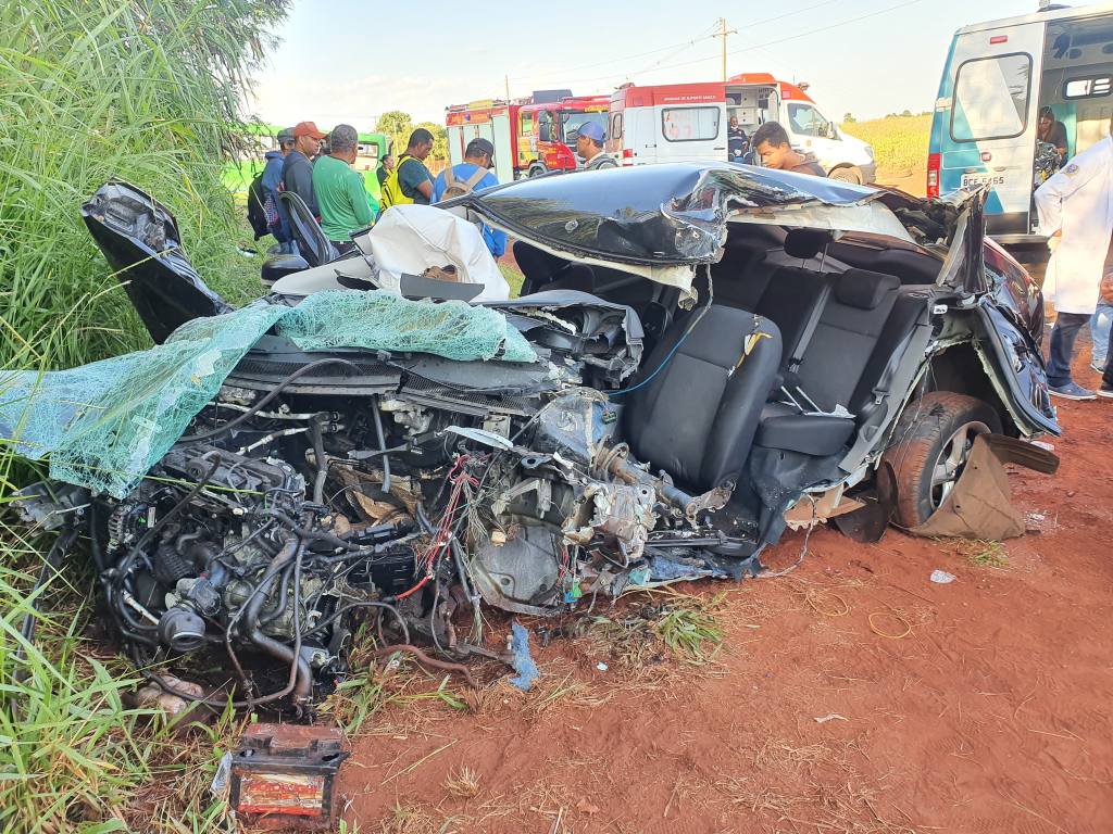 Batida frontal entre ônibus e carro na 317 deixa feridos