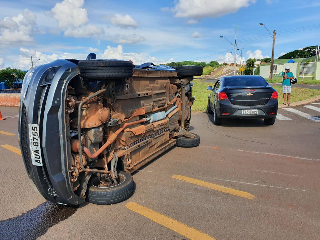 Colisão entre veículos na Avenida Tuiuti deixa um tombado