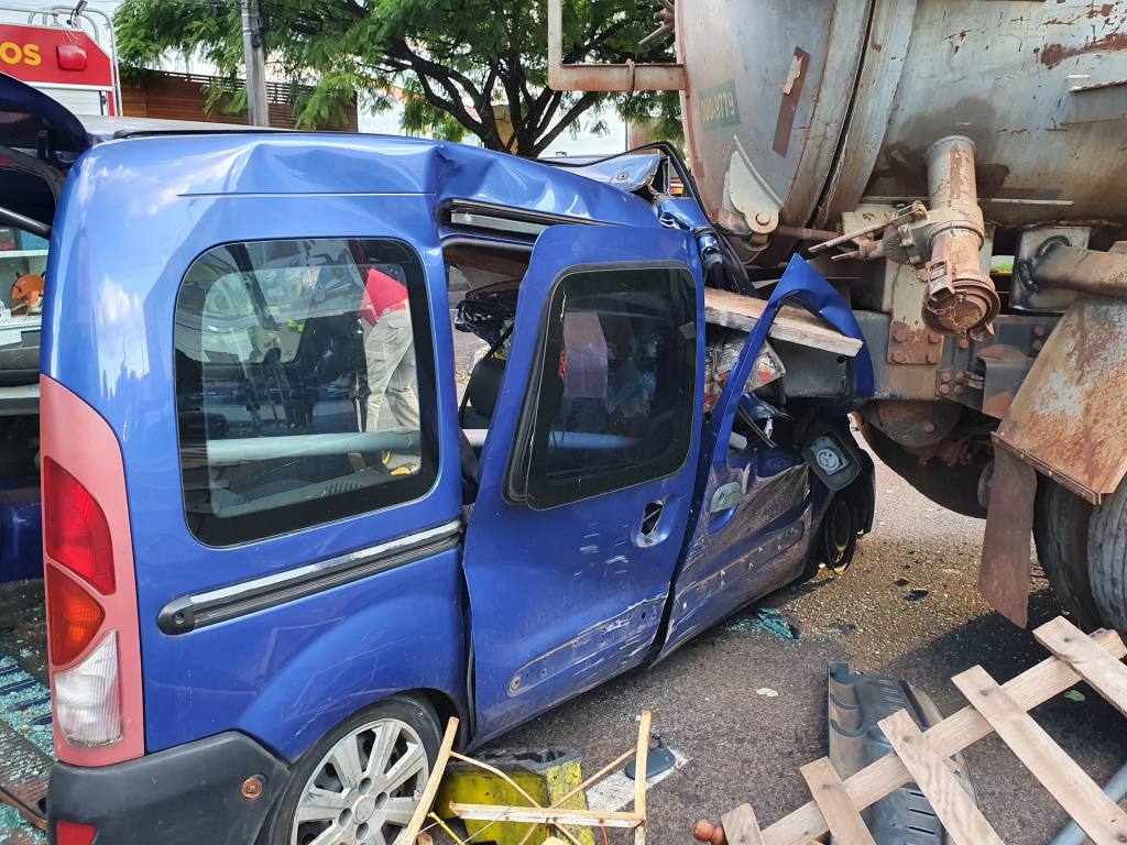 Motorista sofre acidente impressionante na Avenida Alexandre Rasgulaeff