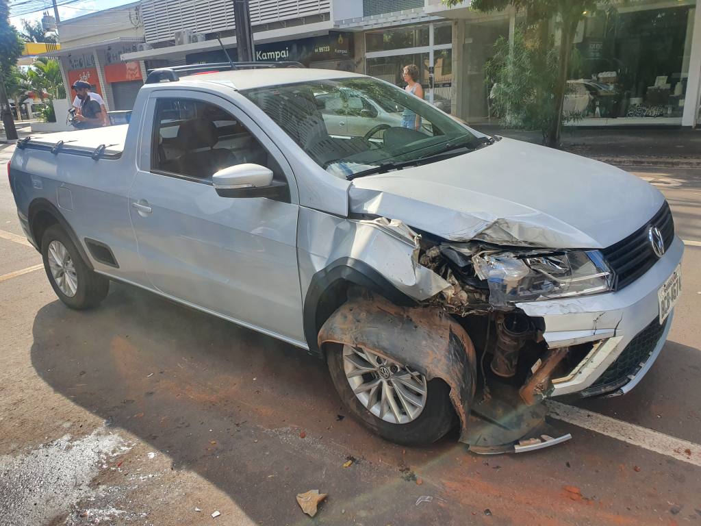 Motorista embriagado é detido após se envolver em acidente no centro de Maringá