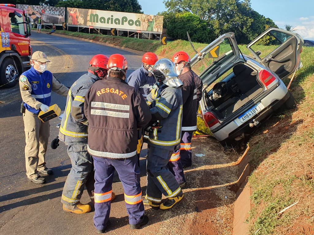 Motorista é resgatado pelo Corpo de Bombeiros após sofrer acidente em Maringá