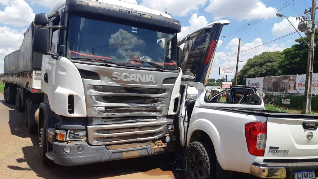 Estudante fica ferido em acidente envolvendo carreta em Maringá