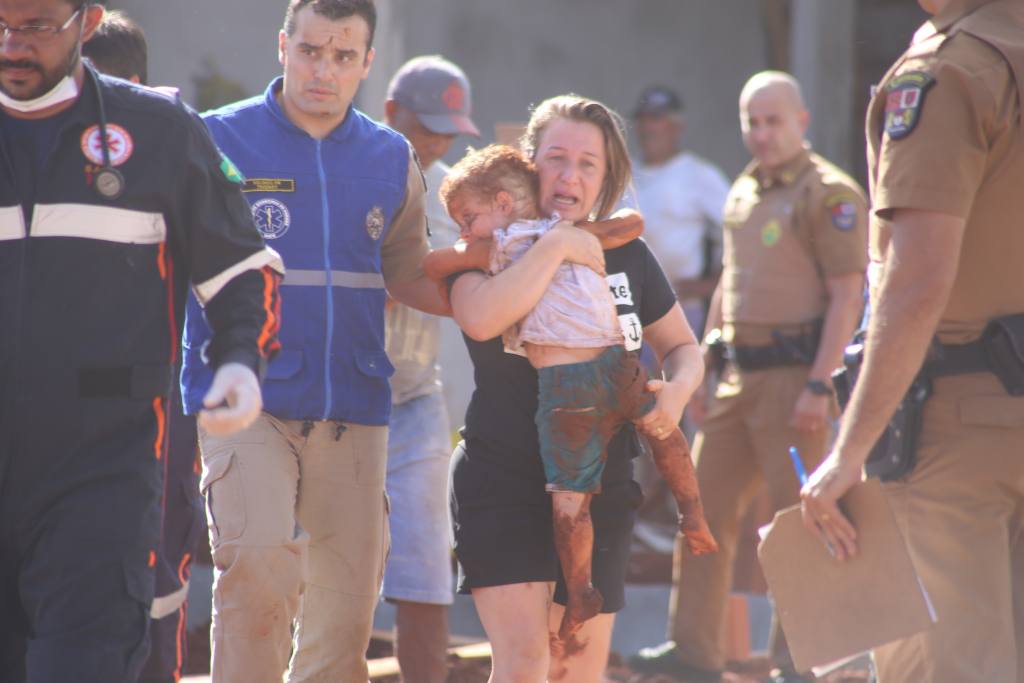 Criança de 3 aninhos é resgatada após cair em buraco de 5 metros de profundidade