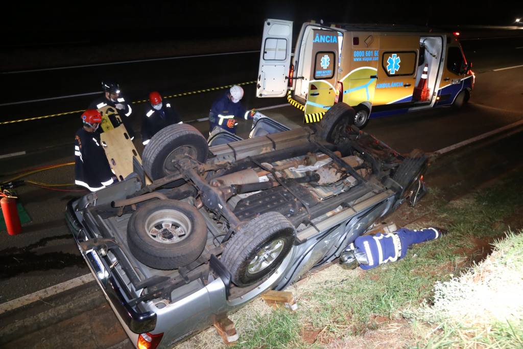 Motorista é resgatado após capotar camionete na rodovia de Marialva