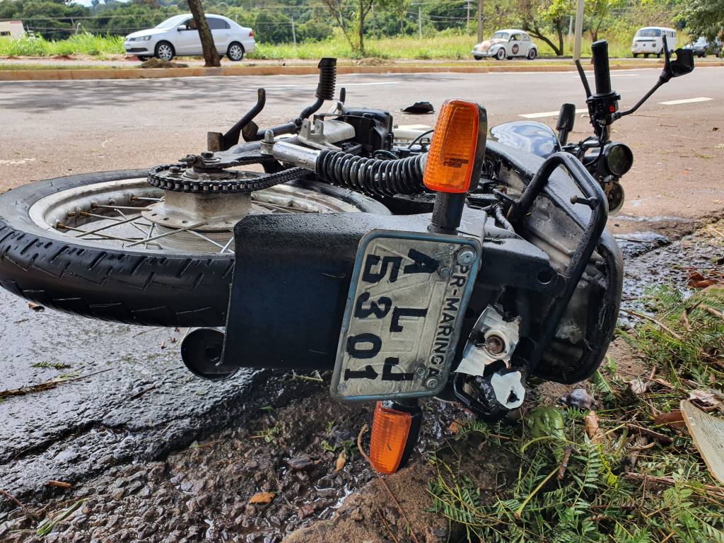 Motociclista é internado na UTI após bater na traseira de caminhão guincho