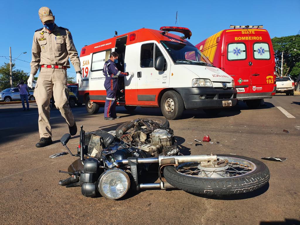 Motociclista fura semáforo vermelho e bate em carro-forte na Avenida Colombo