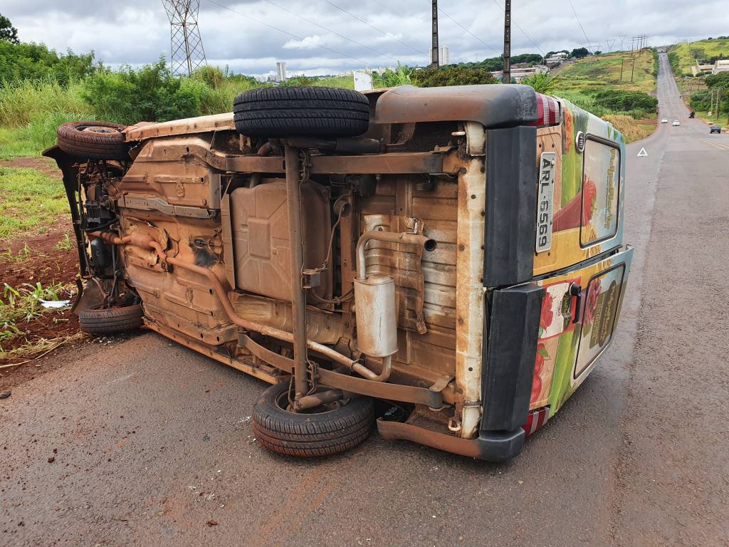 Fiorino tomba ao perder controle no Contorno Sul em Maringá