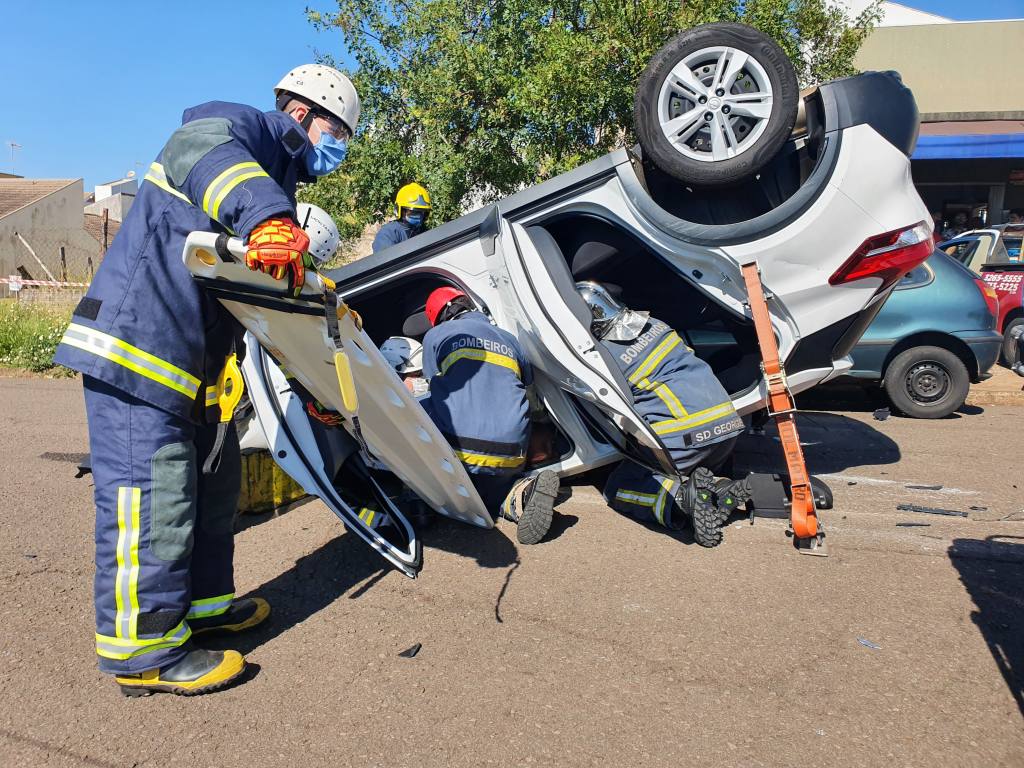 Duas pessoas ficam feridas em capotamento no Jardim Santa Helena