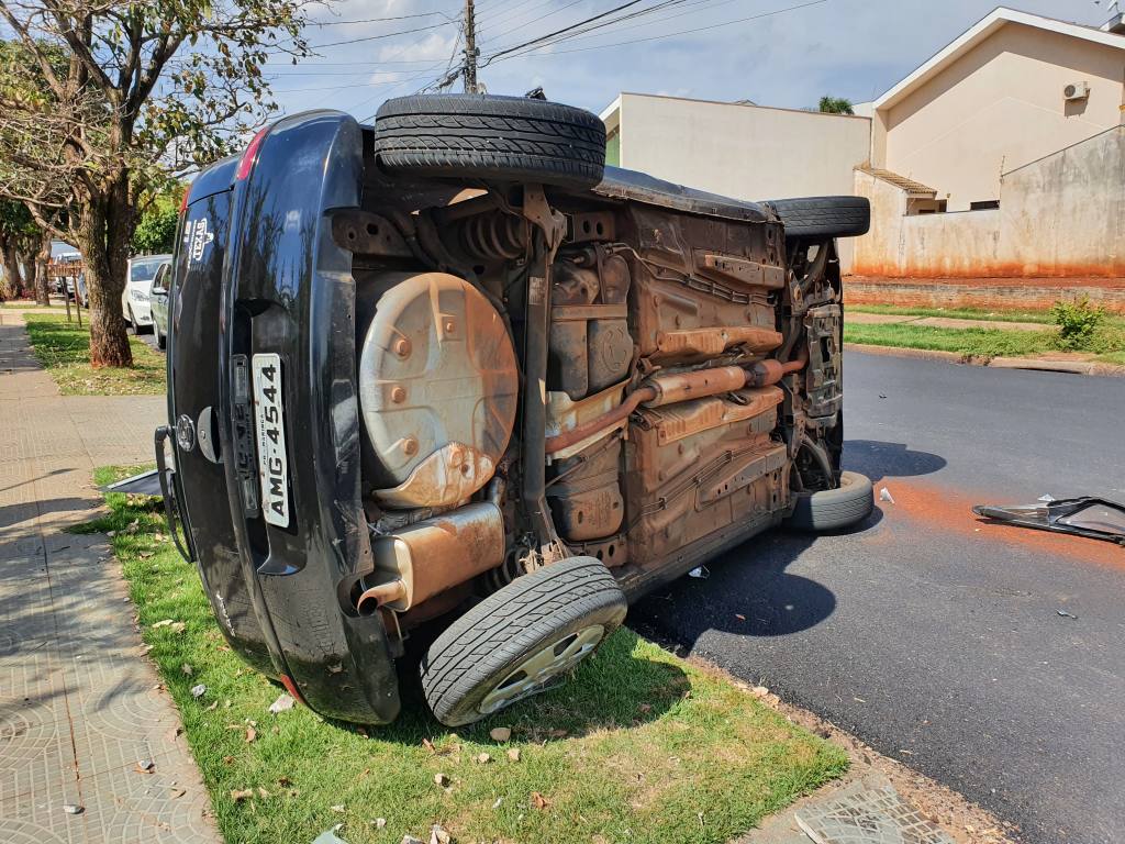 Carro invade preferencial e causa acidente no Parque das Laranjeiras