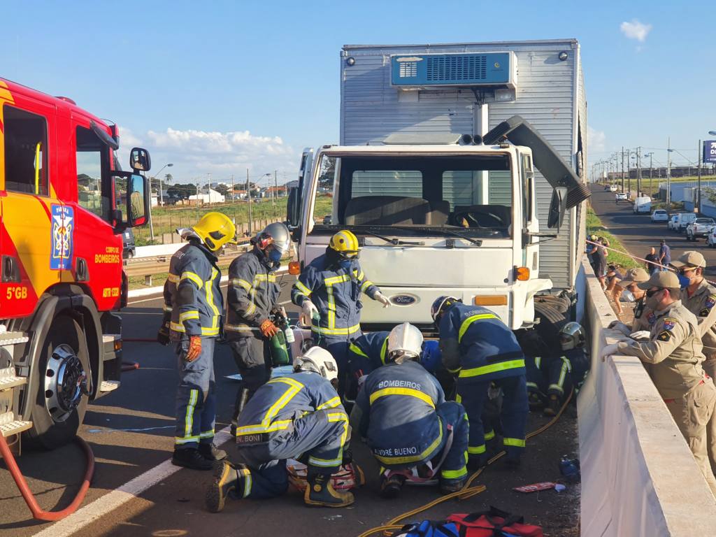 Motorista de caminhão sobrevive a acidente impressionante em Maringá