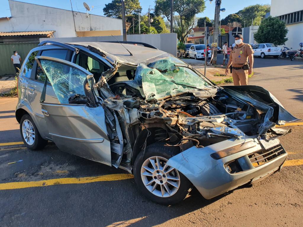 Motorista perde a visão por causa do sol e sofre acidente gravíssimo em Maringá