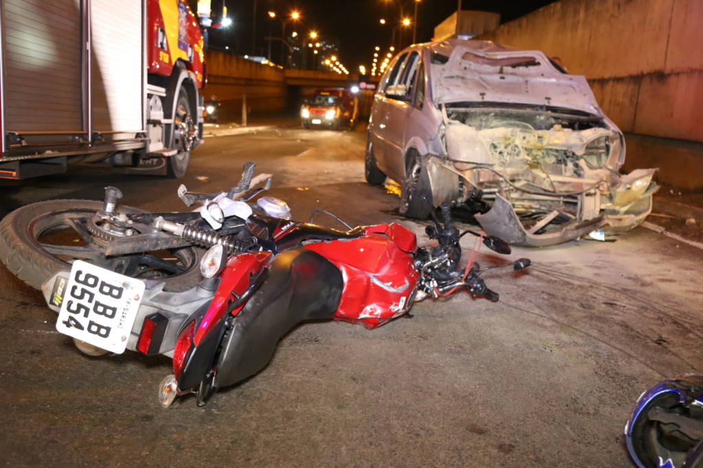 Casal sobrevive a acidente gravíssimo na Avenida Colombo em Maringá