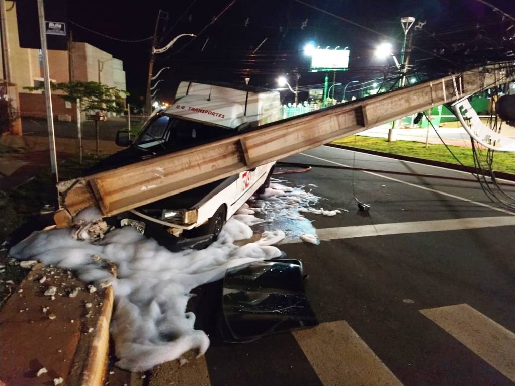 Motorista fica ferido após se envolver em acidente na Avenida Carlos Borges